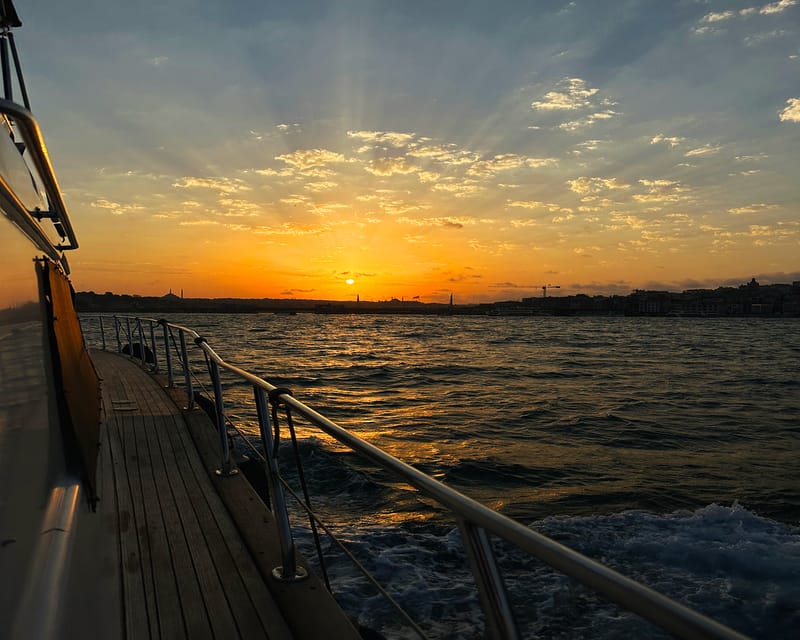 Istanbul: Bosphorus and Golden Horn Sunset Yacht Cruise - Maiden’s Tower and the return toward the old city