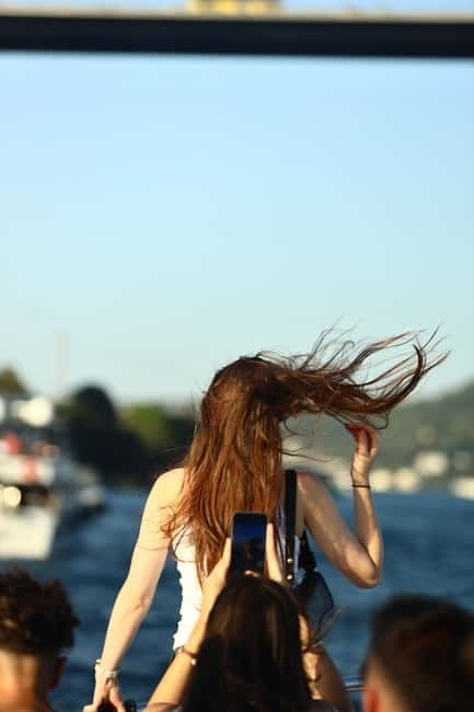 Istanbul: Bosphorus Private Guided Yacht Cruise with Snacks - What the food service adds