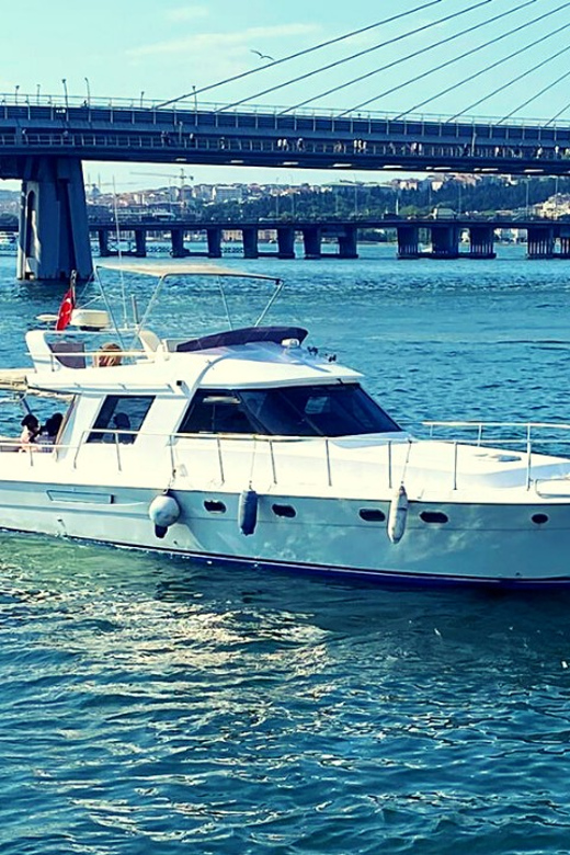 İstanbul: Bosphorus Private Yacht Cruise with Tea and Coffee - Meeting between Galata Bridge and the Golden Horn Metro Bridge