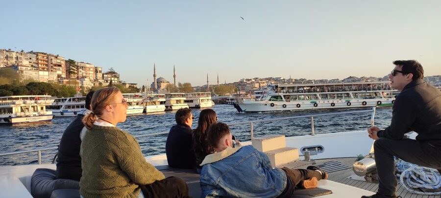 Istanbul: Bosphorus Sunset Cruise on Yacht with Live Guide - Why a sunset yacht is a smart way to see Istanbul