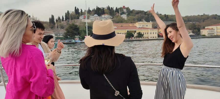 Istanbul: Bosphorus Sunset Cruise on Yacht with Live Guide - Food, service, and comfort aboard