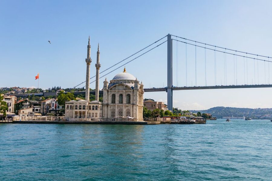 Istanbul: Bosphorus Yacht Cruise with Stopover on Asian Side - How the guide affects the experience