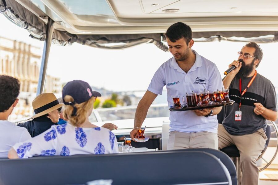 Istanbul: Bosphorus Yacht Cruise with Stopover on Asian Side - The Asian shore: fortresses, palaces, and Uskudar