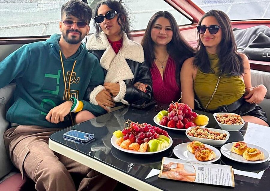 Istanbul: Daytime Bosphorus Yacht Cruise with Fruit & Snacks - Key points at a glance