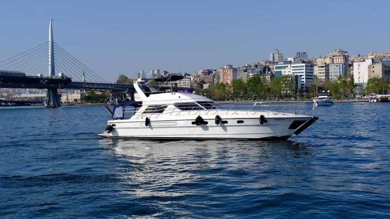 Istanbul: Luxury Yacht on Bosphorus - Comfort on board, from tea to Bluetooth music