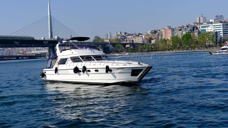 Istanbul: Luxury Yacht on Bosphorus - Sailing past Dolmabahçe Palace