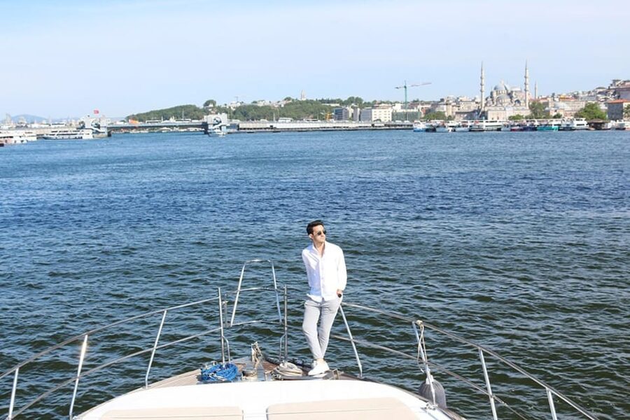 Istanbul: Luxury Yacht Tour at Sunset w Snacks - Meeting at Kabatas and getting on board