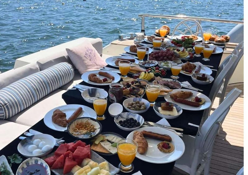 Istanbul: Morning Bosphorus Yacht Cruise w/Turkish Breakfast - Dolmabahçe Palace to Ortaköy Mosque