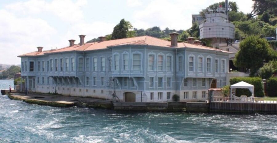 Istanbul: Private Bosphorus Cruise By Luxury Yacht - A sightseeing route with a few limits
