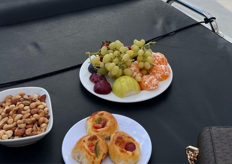 Istanbul: Small-Group Luxury Yacht Sunset Cruise w/ Snacks - Audio guide or live guide?