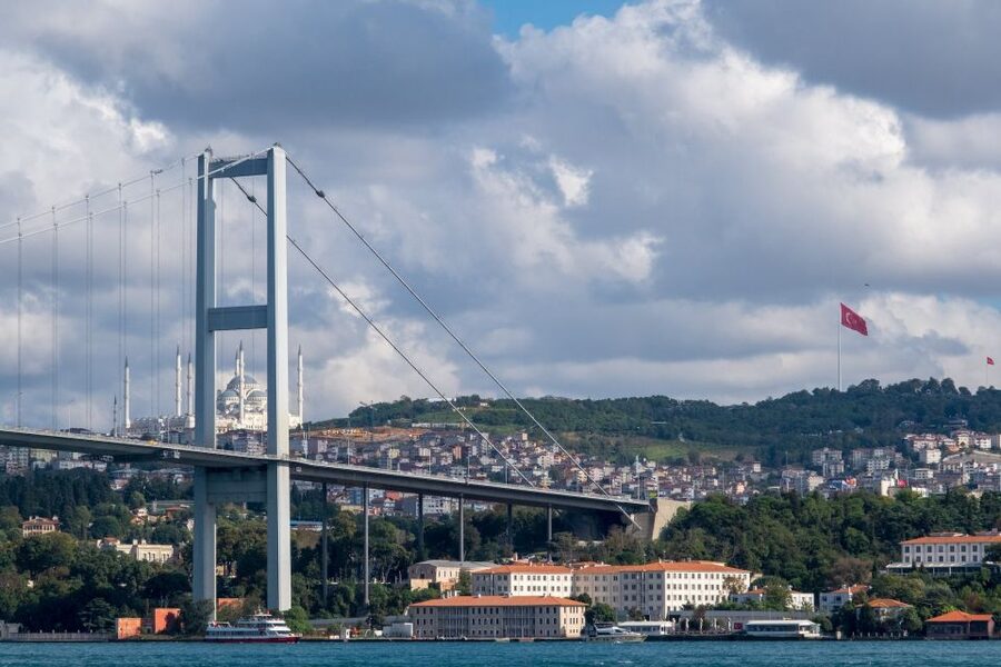 Istanbul: Sunset or Day Small-Group Yacht Cruise with Snacks - Maiden’s Tower and the return through the Golden Horn