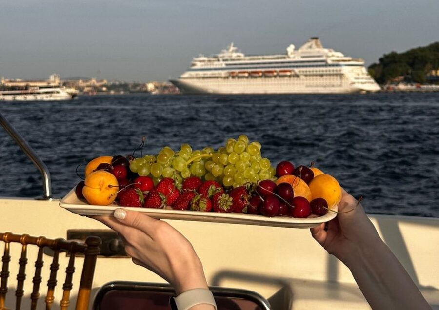 Istanbul: Sunset or Day Small-Group Yacht Cruise with Snacks - Day cruise or sunset cruise?