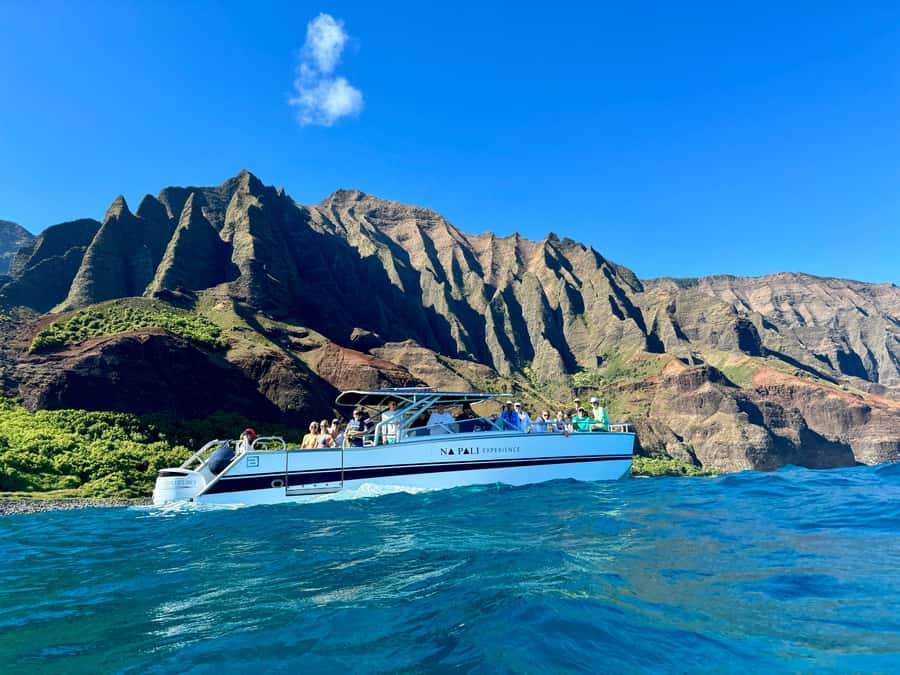 Kauai: Na Pali Coast Deluxe Power Catamaran Tour - What the boat adds to the experience