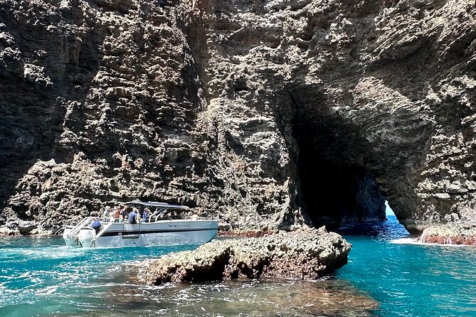 Kauai: Na Pali Coast Power Catamaran - Guides who shape the experience
