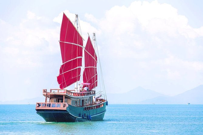 Koh Samui to Angthong Marine Park Cruise Tour By Red Baron Chinese Sailboat - Mae Ko Island and the view over Emerald Lake