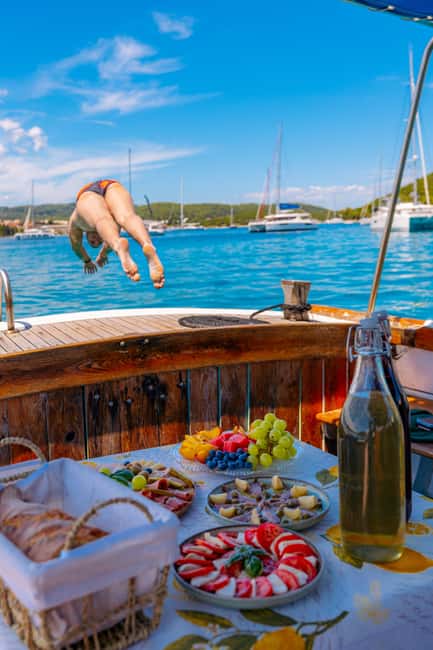 Korčula: Sail Away - tour with traditional craftmanship boat - Sestrice and the appeal of unhurried swimming