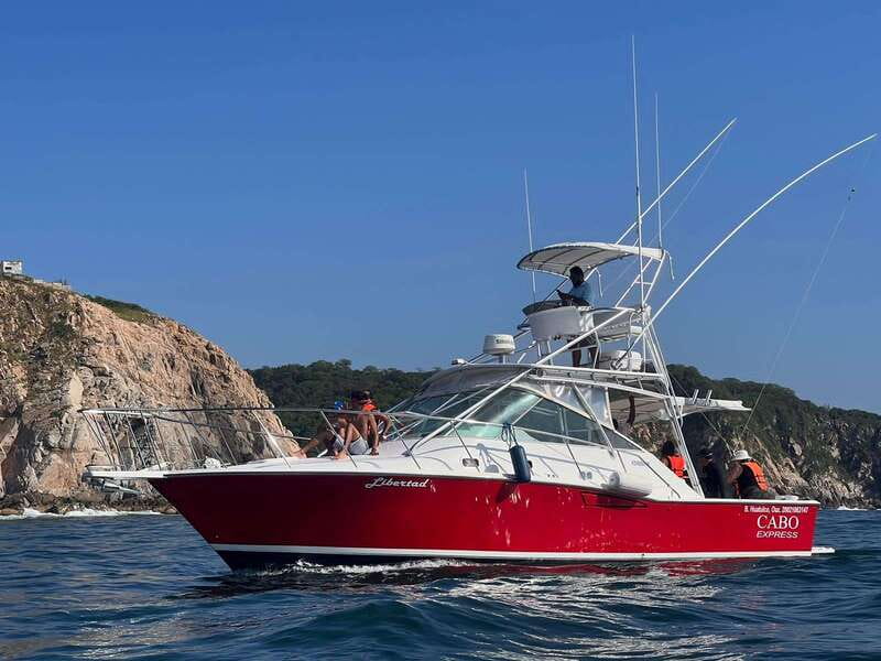La Crucecita: Private Yacht Cruise in Huatulco with Drinks - Leaving La Crucecita for the Huatulco coast