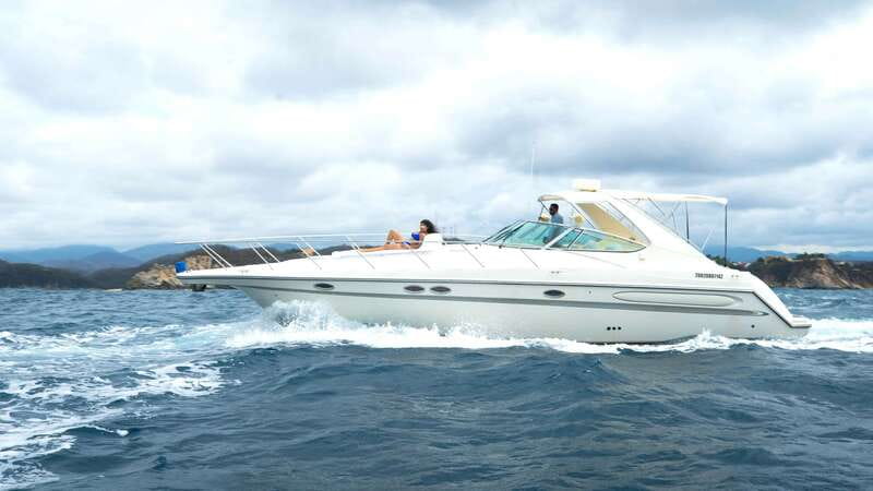 La Crucecita: Private Yacht Cruise in Huatulco with Drinks - Cacaluta and Chachacual from the water