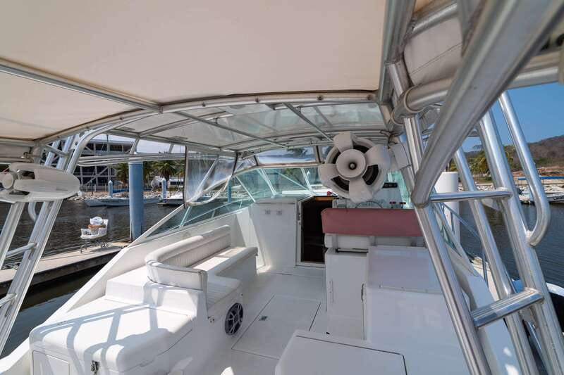La Crucecita: Private Yacht Cruise in Huatulco with Drinks - Swimming and snorkeling without a fixed crowd