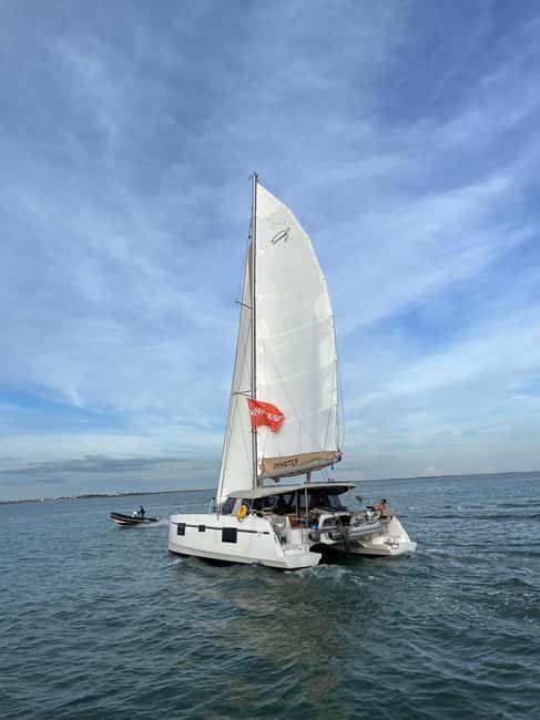 La Flotte, Ile de Ré: Sailing Catamaran Cruise - A flexible route toward the Baie de Loix