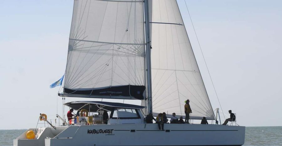 La Rochelle: Coastline Sailing Cruise - The first coastal views: Richelieu Tower and Les Minimes