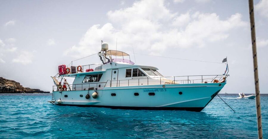 Lampedusa: Yacht excursion, swimming stops and typical lunch - The onboard lunch is a serious part of the experience