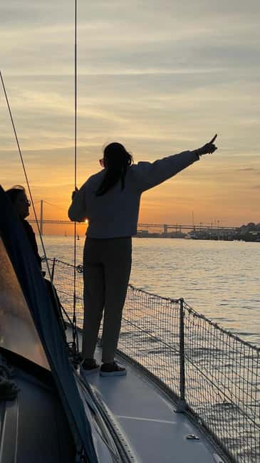 Lisboa:Sunset Sailing Tour at Tagus River with welcome drink - Why Lisbon looks different from the Tagus