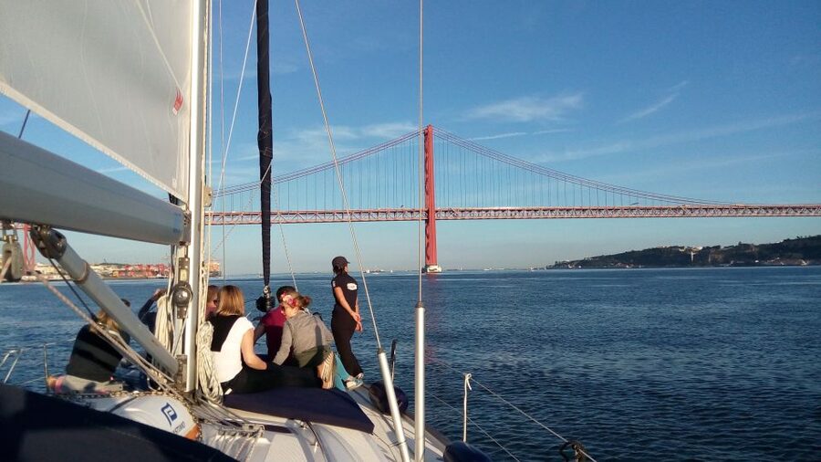 Lisbon: 2-Hour Sailing Yacht Cruise & Guided Tour w/2 drinks - Why a Tagus cruise helps you understand Lisbon