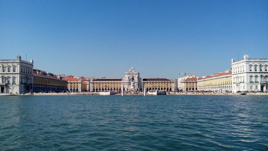 Lisbon: 2-Hour Sailing Yacht Cruise & Guided Tour w/2 drinks - Leaving from the Monument to the Discoveries