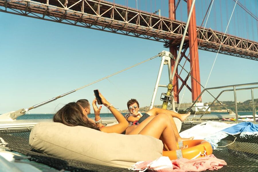 Lisbon: Catamaran Boat Party with Music, Open Bar & Dives - Key points to know before booking