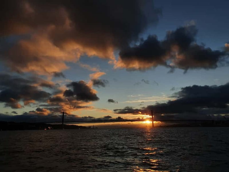 Lisbon: Catamaran Cruise with Drinks & Pastel de Nata - Morning, afternoon, or sunset?