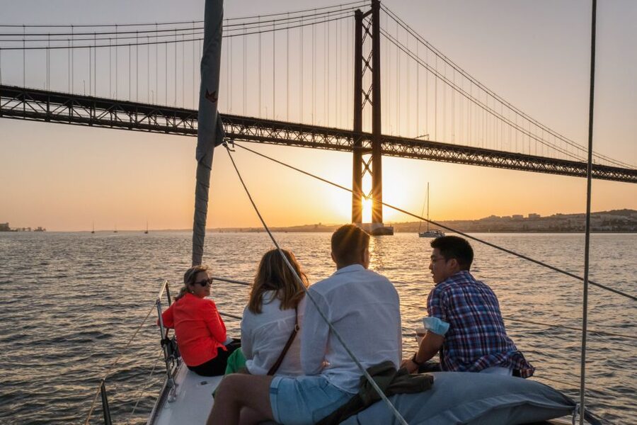 Lisbon: Daytime/Sunset/Night City Sailboat Tour with Drink - Alfama, Lisbon Cathedral, and São Jorge Castle