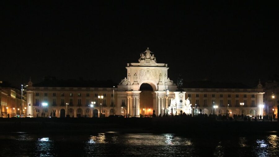 Lisbon: Luxury Sailboat Cruise at Night - Castle Quarter and Alfama from the river