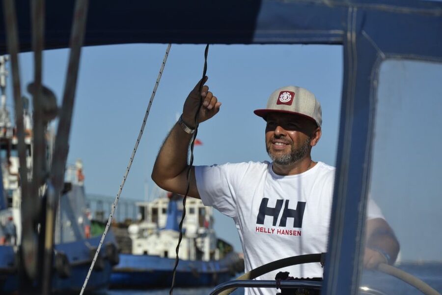 Lisbon: Private Sailboat Tour on Tagus River - Hoisting the sails toward Commerce Square