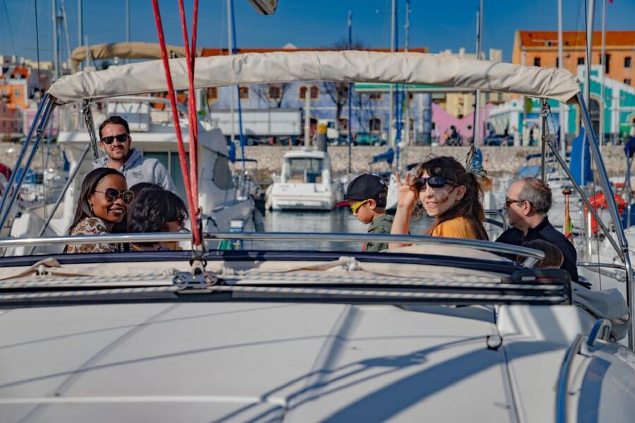 Lisbon: Private Tagus River Yacht Tour - Belém Tower and the Discoveries Monument