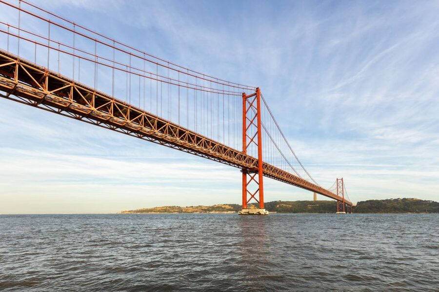 Lisbon: Sailing Tour on the Tagus River - Choosing Between a Sailing Boat and Catamaran