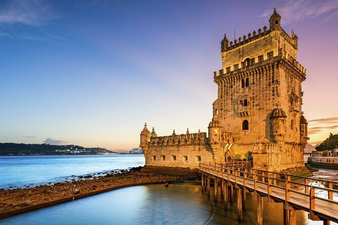 Lisbon : Sunset Catamaran Boat Tour with Music and Drinks - The Discoveries Monument and MAAT