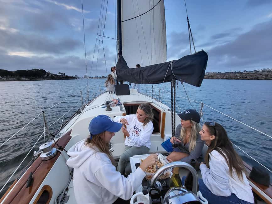 Los Angeles: Sunset Sailing - Leaving the marina and getting comfortable aboard