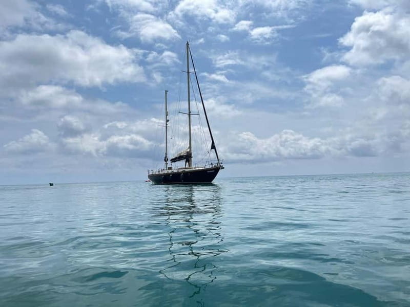 Luxury and exclusive sailing tour with private service - Marina Vela is your gateway to the water