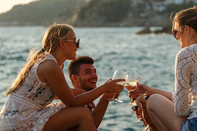 Luxury Catamaran Cruise, Dia Island –Open Bar & Lunch -Top Rated! - What the all-inclusive bar really covers