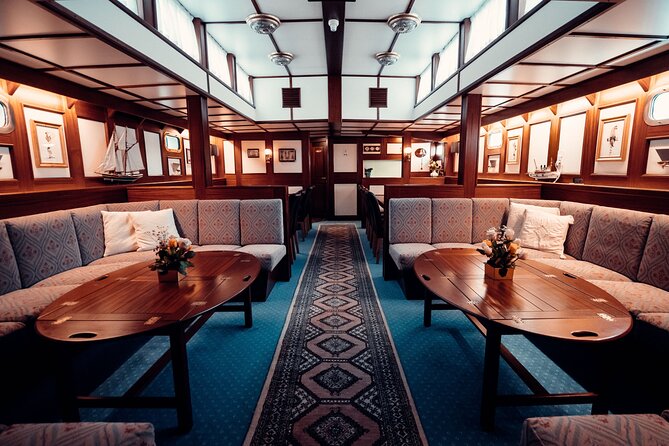 Luxury Northern Lights Yacht Cruise with Hot Tub from Tromsø - Reindeer soup, bread, and hot drinks