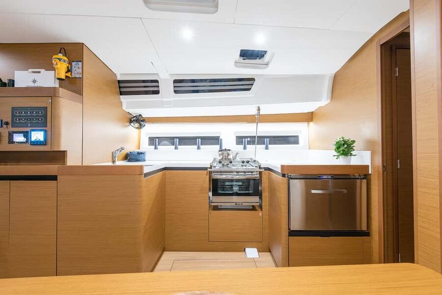 Luxury Sailing Cruise in Agios Nikolaos: Half-Day & Full-Day - Food, drinks, and what is included