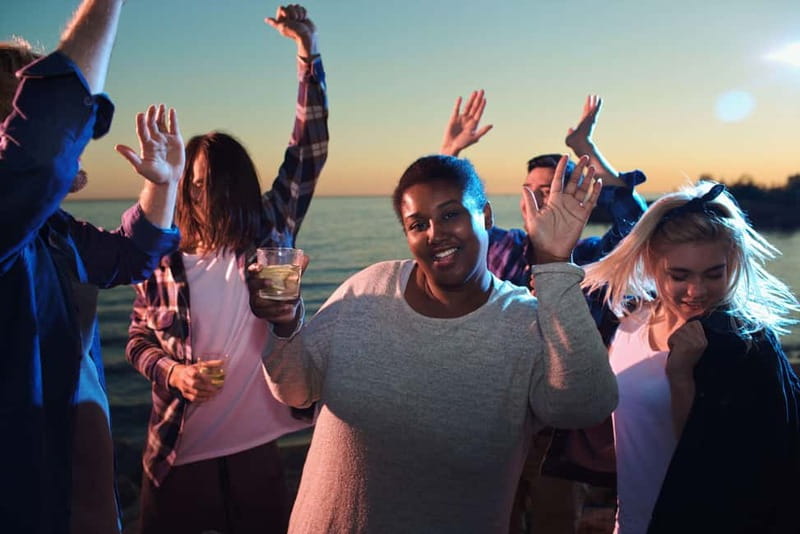 Malaga: Catamaran Sunset or Night Cruise w/ Live DJ & Drink - How the 75 to 90 minutes unfold