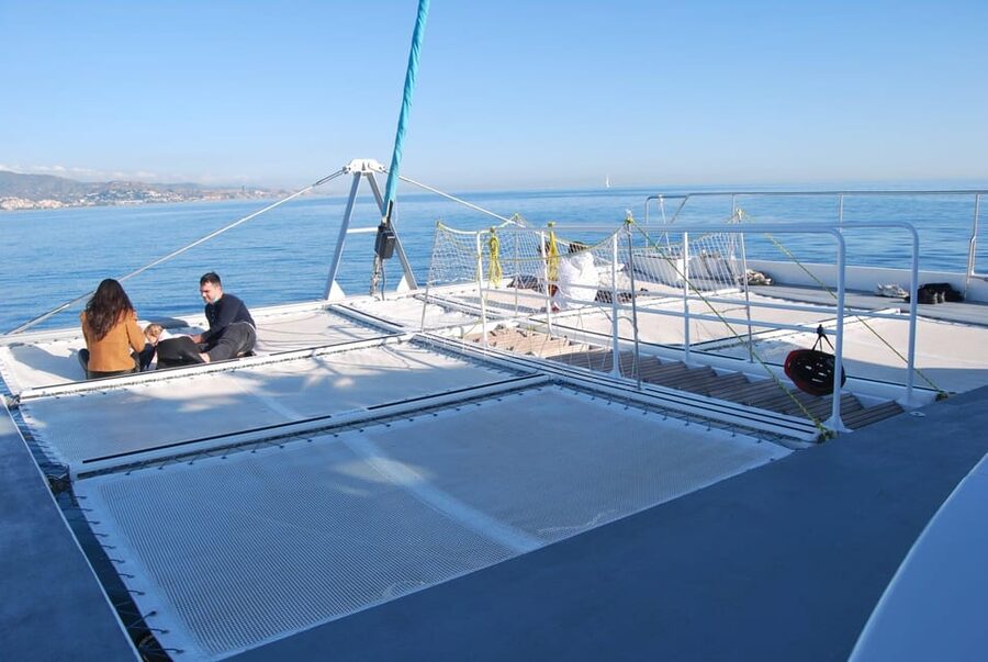 Malaga: Catamaran Sunset or Night Cruise w/ Live DJ & Drink - What makes the music and crowd work