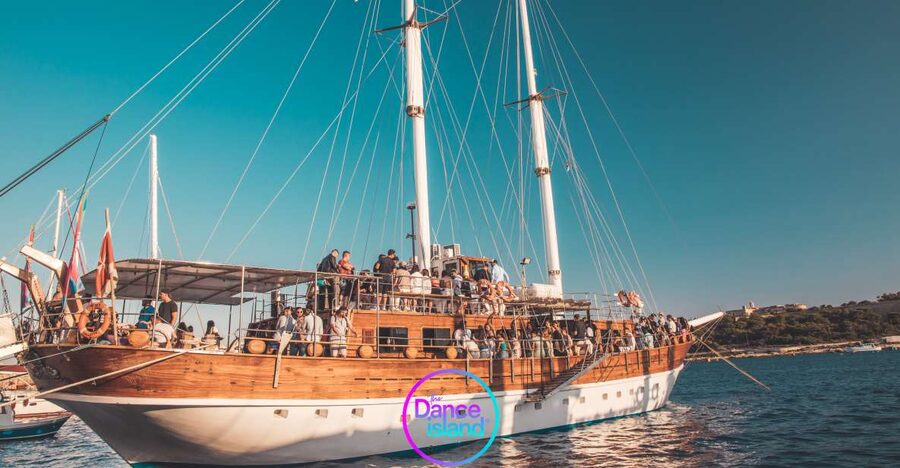 Malta: Sailboat Party with an Open Bar, Snack, and Swimming - Setting off from Sliema at sunset