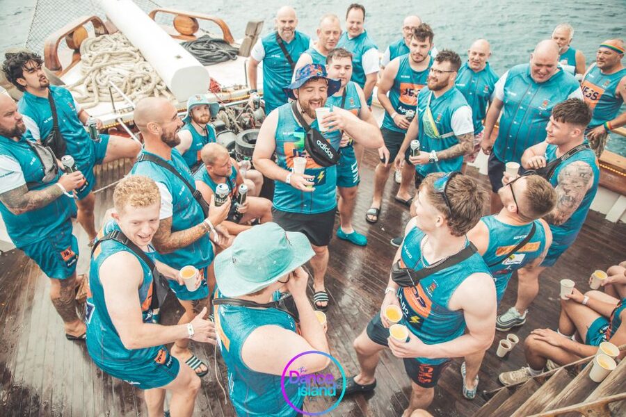 Malta: Sailboat Party with an Open Bar, Snack, and Swimming - What the crowd and atmosphere are like