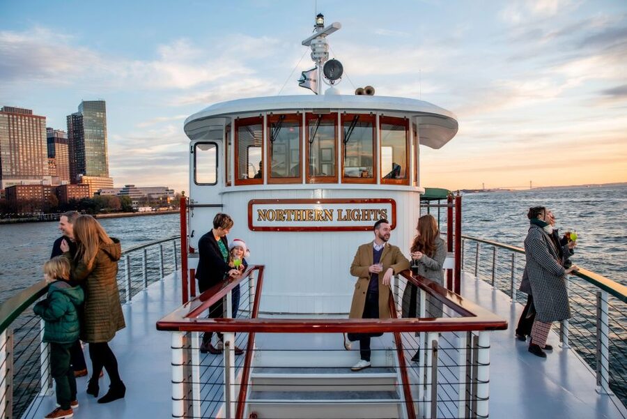 Manhattan: Statue and Skyline Cruise Aboard a Luxury Yacht - Battery Park, the financial district, and South Street Seaport