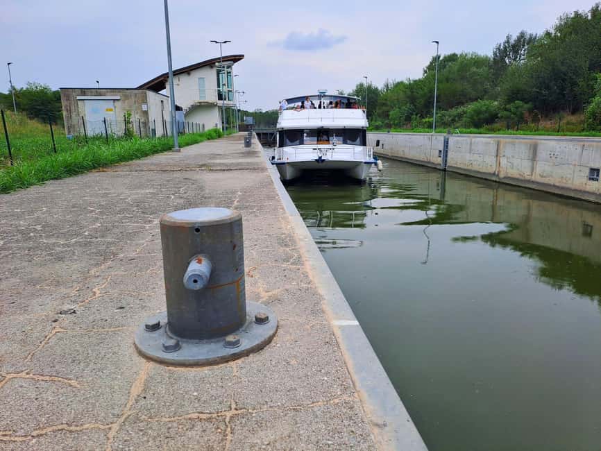Mantua: Guided sailing from the Park to the Port with the water elevator - From the reserve to Valdaro and the White Canal