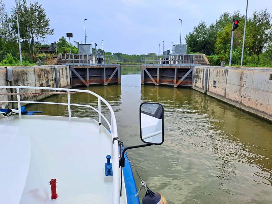 Mantua: Guided sailing from the Park to the Port with the water elevator - Italian commentary and language choices