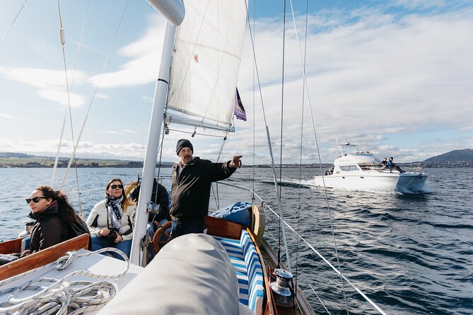 Maori Rock Carvings Eco Sailing Taupo - What happens during the 2.5-hour route